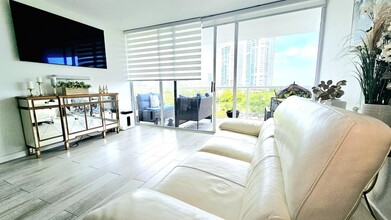 3731 N Country Club Dr, Unit 3731 in Aventura, FL - Foto de edificio - Building Photo