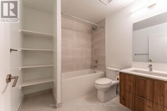 5105-5105 Hurontario St in Mississauga, ON - Building Photo - Building Photo