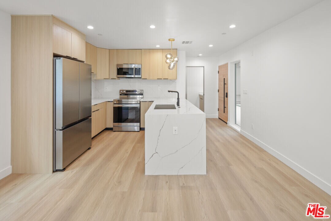 11004 Hortense St in Los Angeles, CA - Building Photo