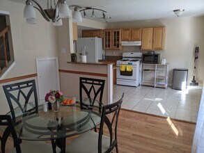 7913 Central Park Cir, Unit Master Bedroom in Alexandria, VA - Foto de edificio - Building Photo