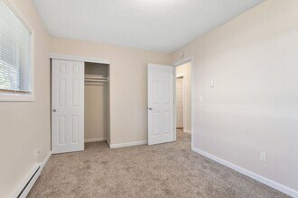 16540 NE Glisan St in Portland, OR - Building Photo - Building Photo