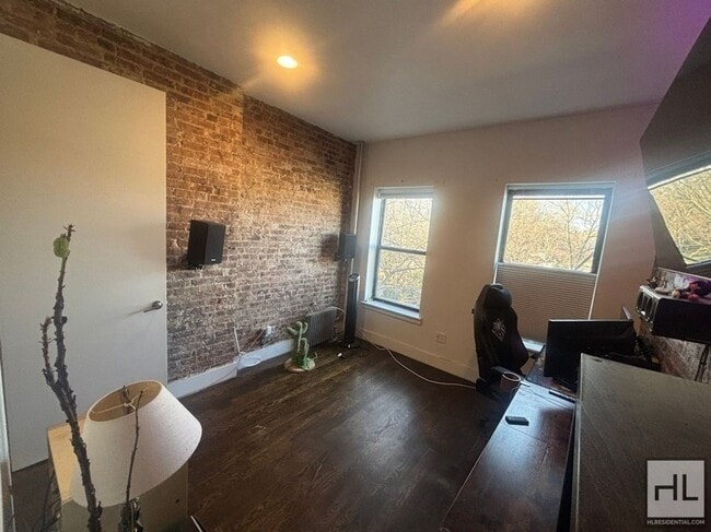 BEDFORD AVENUE / Classic Crown Heights 2-Bed 1-Bath / Great Location