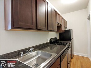 951 W Cornelia Ave, Unit 951-2A in Chicago, IL - Foto de edificio - Building Photo