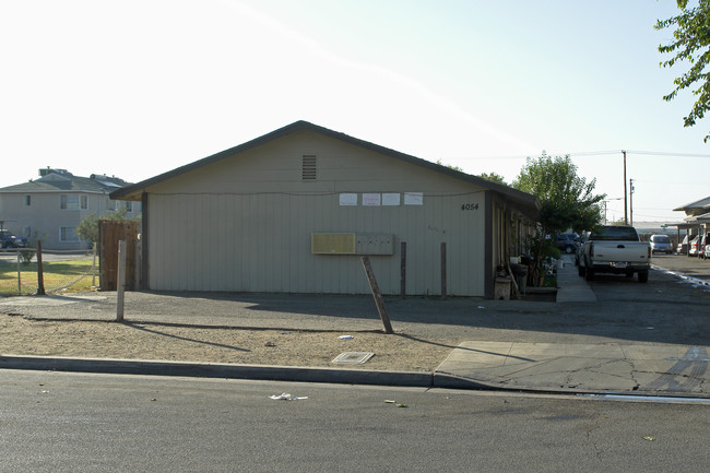 4054 E Dwight Way in Fresno, CA - Building Photo - Building Photo