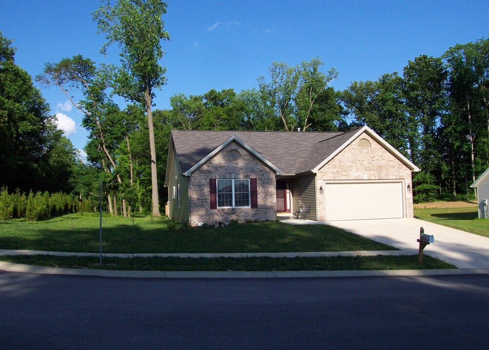 4884 N Shadow Wood Dr in Bloomington, IN - Foto de edificio