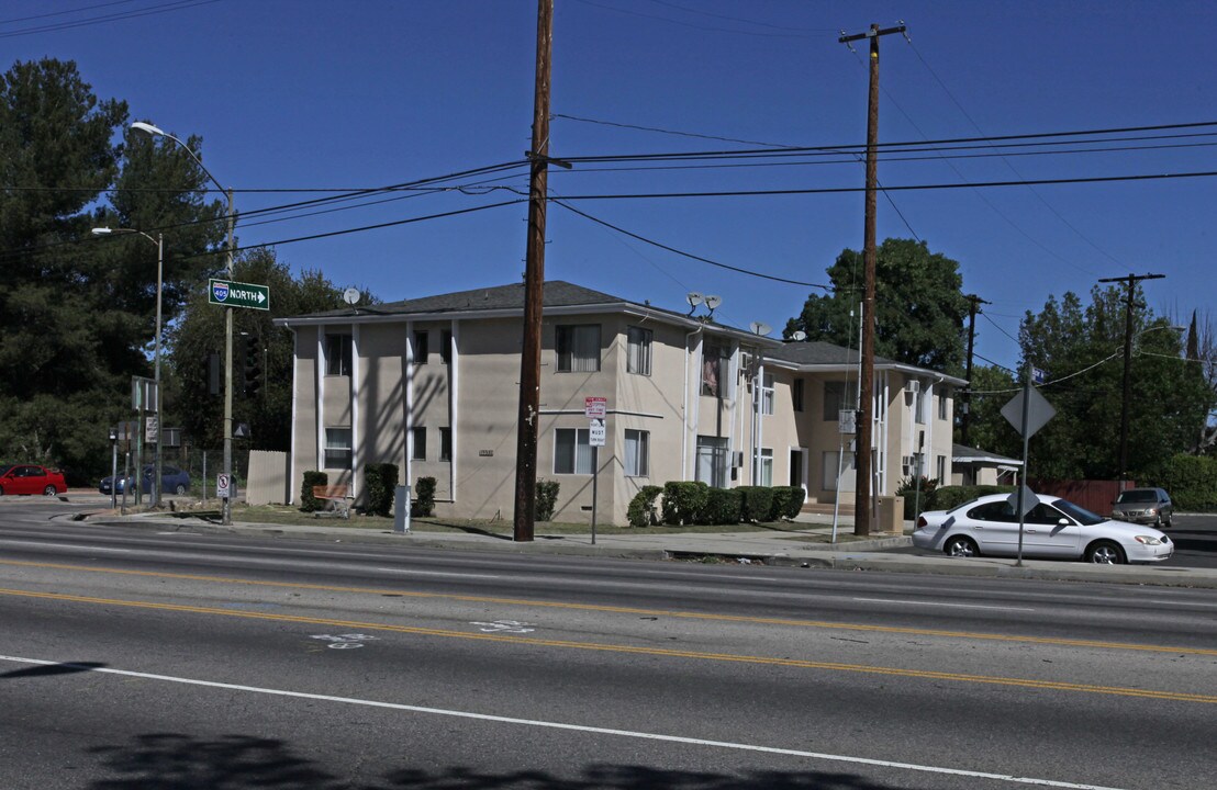 15531 Victory Blvd in Van Nuys, CA - Building Photo