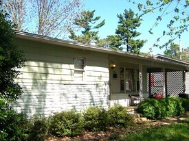 105 Evergreen St in Martin, TN - Building Photo