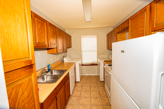 4133 NE Stallings Dr in Nacogdoches, TX - Foto de edificio - Building Photo