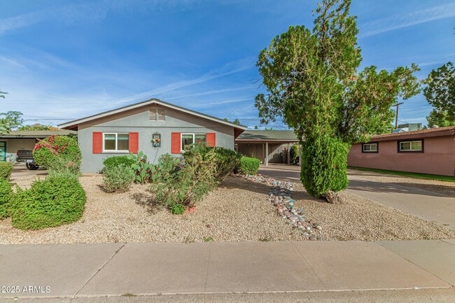 6912 E Monterey Way in Scottsdale, AZ - Foto de edificio - Building Photo