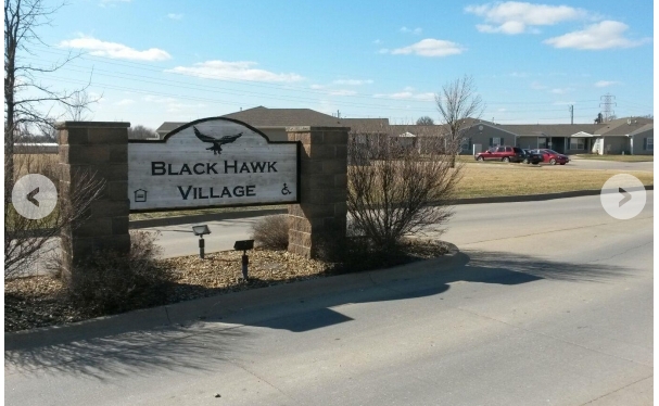 Blackhawk Village in Burlington, IA - Foto de edificio