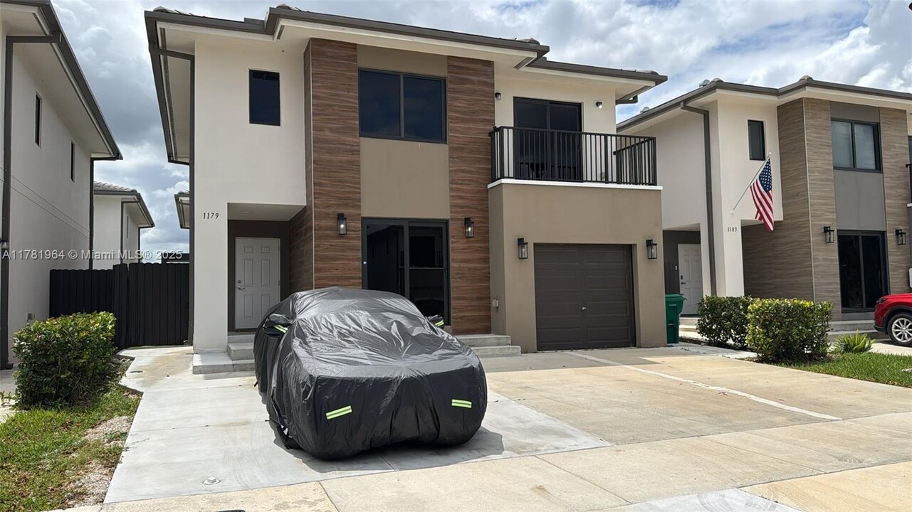 1179 NW 3rd St in Florida City, FL - Foto de edificio
