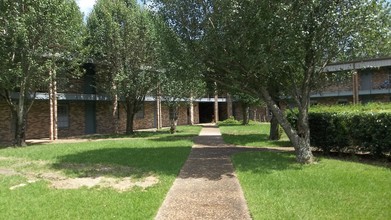 Chateau Apartments in Moss Point, MS - Building Photo - Building Photo