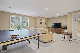 1332 Red Hawk Cir in Reston, VA - Foto de edificio - Building Photo