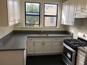 5911 Carlton Way, Unit 5911 in Los Angeles, CA - Building Photo - Building Photo