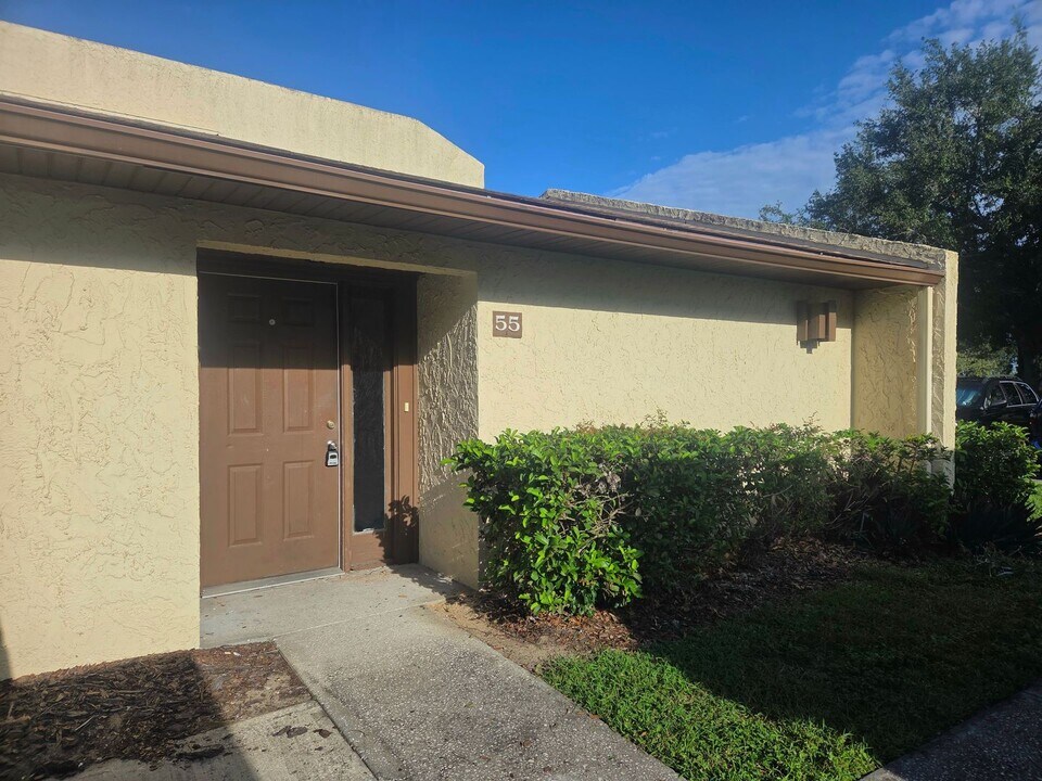 1880 N Crystal Lake Dr in Lakeland, FL - Building Photo
