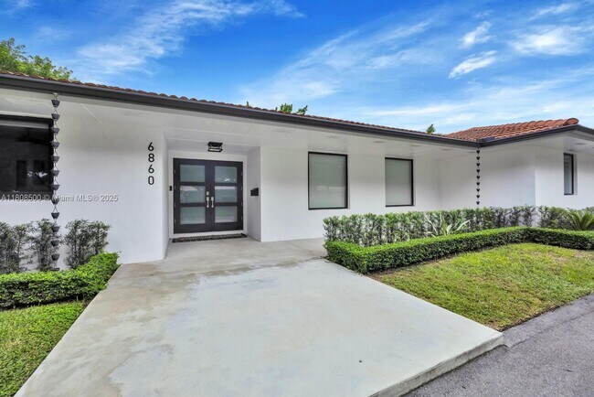 6860 SW 99th Terrace in Pinecrest, FL - Building Photo - Building Photo