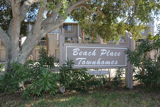 Beach Place Townhomes in Indian Rocks Beach, FL - Foto de edificio - Building Photo