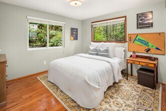 8475 SE 45th St in Mercer Island, WA - Building Photo - Building Photo