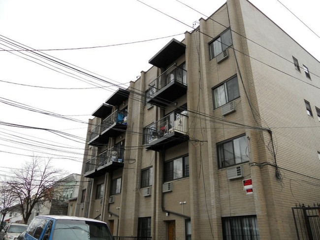 5616 Waldron St in Flushing, NY - Foto de edificio - Building Photo