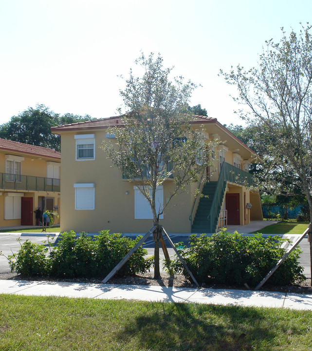 825-855 W Palm Dr in Homestead, FL - Building Photo