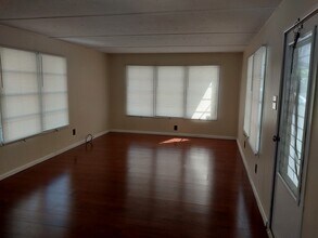 1009 49th Avenue Dr W in Bradenton, FL - Foto de edificio - Building Photo