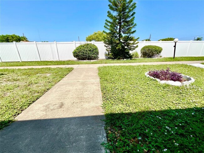 4345 Tahitian Gardens Cir in Holiday, FL - Building Photo - Building Photo