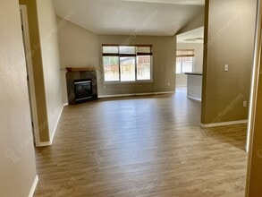 625 NE Redwood Ave in Redmond, OR - Building Photo - Building Photo