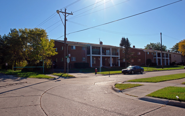 Manis Apartments in Warren, MI - Foto de edificio - Building Photo