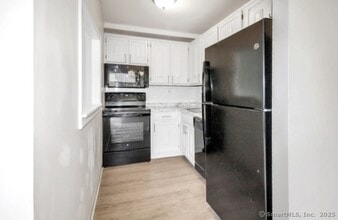 1310 Berlin Tpke in Wethersfield, CT - Building Photo - Building Photo