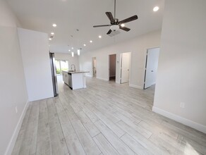 1566 W 26th Ct in Riviera Beach, FL - Foto de edificio - Building Photo