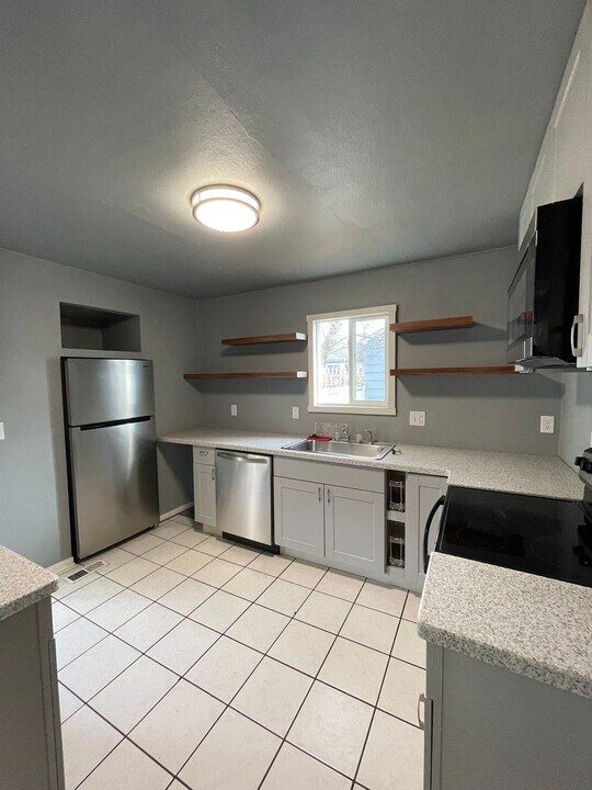 2409 Applegate Ave in Klamath Falls, OR - Building Photo