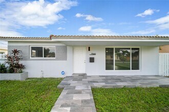 7560 Tropicana St in Miramar, FL - Building Photo - Building Photo