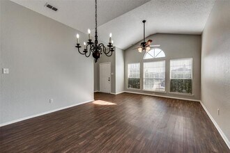 8129 Spruce Valley Dr in Fort Worth, TX - Building Photo - Building Photo