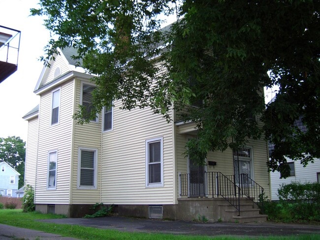 123 2nd Ave, Unit 2 Bedroom in Herkimer in Herkimer, NY - Foto de edificio - Building Photo