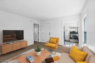 54 W Somerset St, Unit 2 in Raritan, NJ - Building Photo - Building Photo