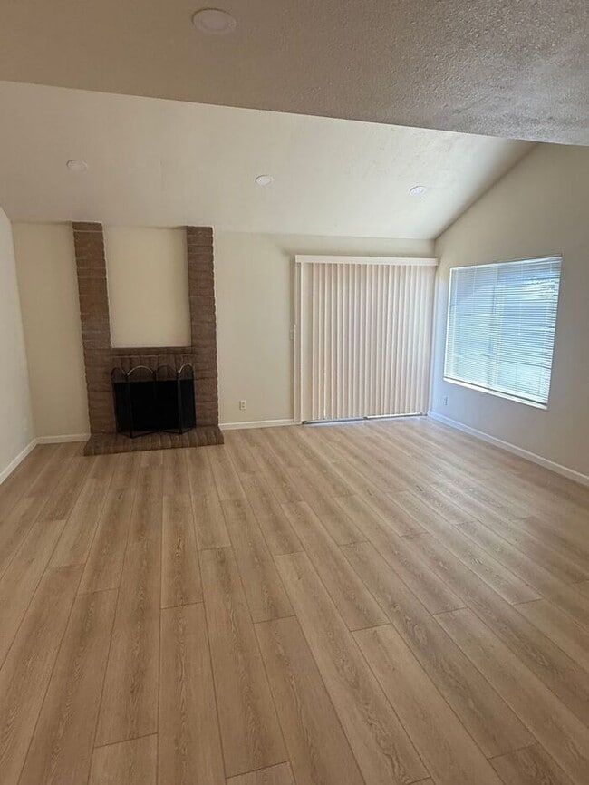 1073 Duzmal Ave in San Leandro, CA - Foto de edificio - Building Photo