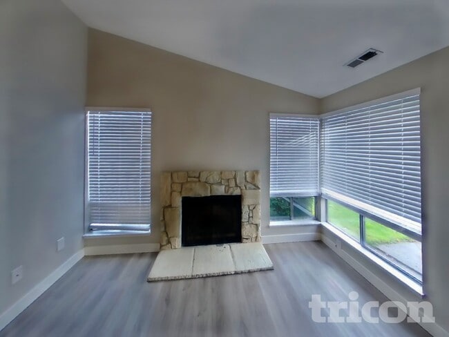 1021 30th St NE in Auburn, WA - Foto de edificio - Building Photo