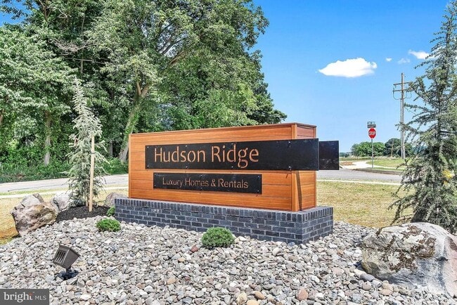 326 Avon Dr in Red Lion, PA - Building Photo - Building Photo