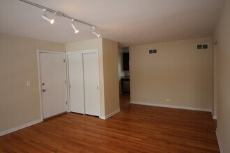 1934 Linden Ave, Unit B in Highland Park, IL - Foto de edificio - Building Photo