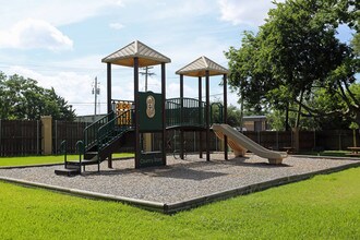 The Oaks of League City in League City, TX - Building Photo - Building Photo