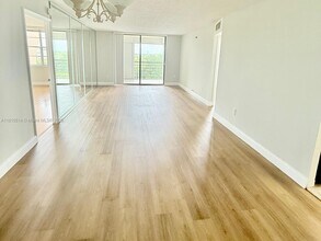 1300 St Charles Pl in Pembroke Pines, FL - Foto de edificio - Building Photo