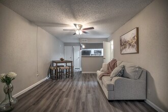 Avery Place in Houston, TX - Foto de edificio - Interior Photo