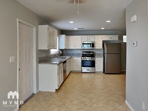 2157 Clancy St, Unit 2nd Floor Corner Room in Las Vegas, NV - Foto de edificio - Building Photo