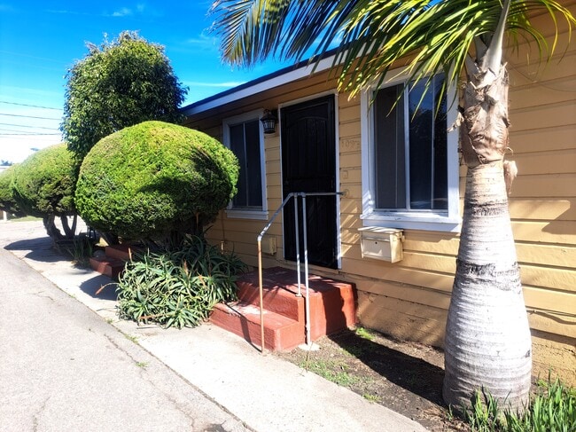 109 E Ramona St, Unit Furnished Beach Bungalow