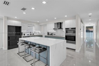 1045 Hollywood Blvd in Hollywood, FL - Building Photo - Building Photo