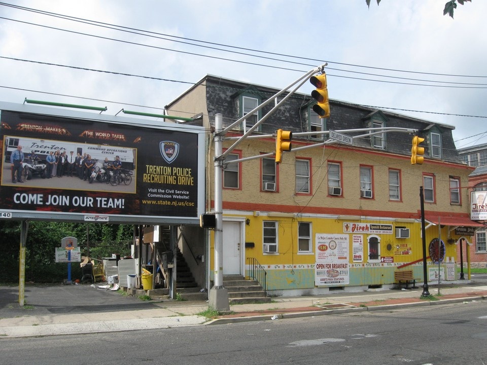 685-691 S Clinton Ave in Trenton, NJ - Building Photo