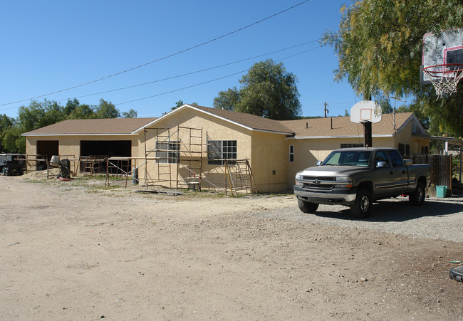 645 Los Angeles Pl in Moorpark, CA - Foto de edificio - Building Photo