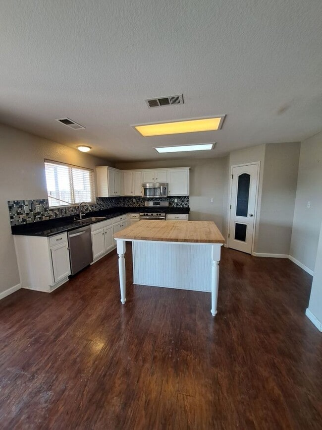 6110 E Sussex Way in Fresno, CA - Building Photo - Building Photo