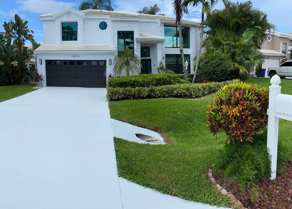 18254 SE Fairview Cir in Tequesta, FL - Foto de edificio