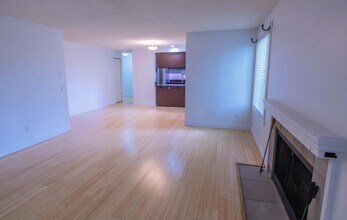 15238 SE 43rd Ct, Unit E-102 in Bellevue, WA - Building Photo - Building Photo